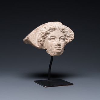 Antéfixe en forme de tête de femme en terre cuite à engobe blanc, Grèce, 5/4ème av. J.-C.