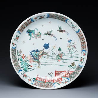 Plat en porcelaine de Chine famille verte à décor de qilins et de phénix, Kangxi