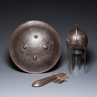 Een Qajar wapenuitrusting bestaande uit een helm (khula khud), schild (dhal) en armstuk (dastana) in vertind koper, Perzië, 19e eeuw