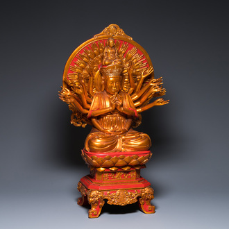Een grote Vietnamese vergulde en gelakte houten figuur van Avalokitesvara met 18 armen, 19/20e eeuw