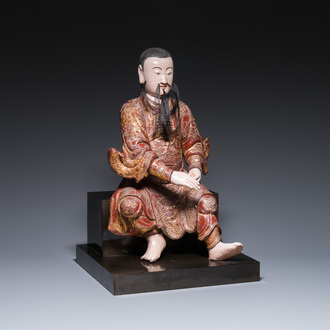 Een grote Chinese gelakte en gepolychromeerde houten sculptuur van Guandi, 18e eeuw