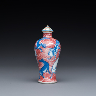 Tabatière en porcelaine de Chine en bleu, blanc et rouge de cuivre à décor de chiens, 19ème