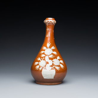 Vase de forme bouteille en porcelaine de Chine à décor en engobe sur fond brun, fours de Zhushan, fin du Ming