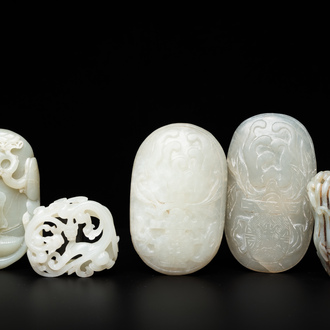 Vijf Chinese snijwerken in celadon en witte jade, 19/20e eeuw