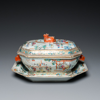 Terrine couverte sur son support de forme octogonale en porcelaine de Chine famille rose à sujet mandarin, Qianlong