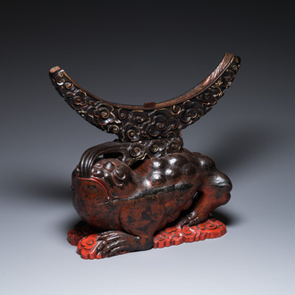 Grand socle en bois sculpté et laqué en forme de crapaud à trois pattes, Chine, Ming