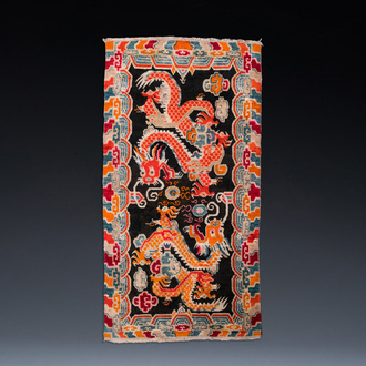 Tapis à décor de deux dragons chassant la perle, Tibet, 19ème