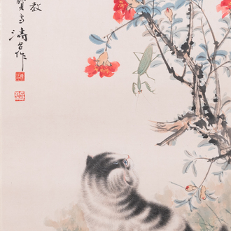 Navolger van Wang Xuetao 王雪濤 (1903-1982): 'Kat en bidsprinkhaan', inkt en kleur op papier, gedateerd 1945