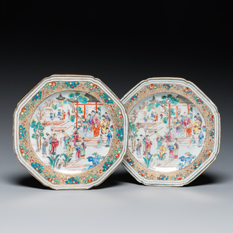 Paire d'assiettes de forme octogonale en porcelaine de Chine famille rose à sujet mandarin, Qianlong