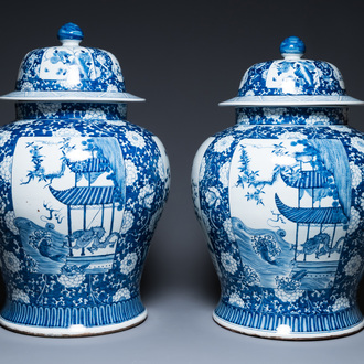 Exceptionnelle paire de grands vases couverts en porcelaine de Chine en bleu et blanc, 19/20ème