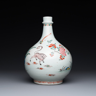 Bouteille en porcelaine Arita de Japon surdécorée aux Pays-Bas de style Kakiemon, Edo, 17/18ème