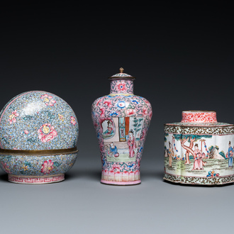 Un vase couvert, une boîte couverte et une boîte à thé en émaux de Canton, Chine, Qianlong