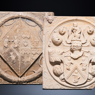 Twee Belgische of Franse architecturale stenen gevelfragmenten met wapenschilden, één gedateerd 1602 maar wellicht later