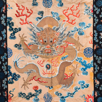 Grand panneau en soie brodée à fil d'or à décor d'un dragon impérial, Chine, 19ème
