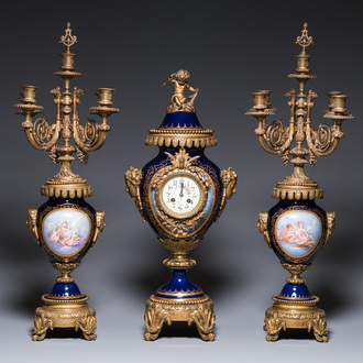 Importante garniture à pendule de trois pièces en porcelaine dans le style de Sèvres aux montures en bronze doré, France, 19ème