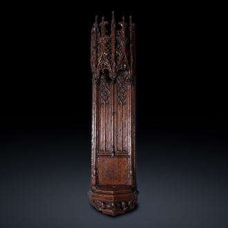 Belle niche en chêne sculpté à couronnement architecturale de style gothique, 15/16ème