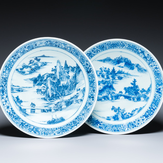 Twee Chinese blauw-witte schotels met berglandschappen, 19e eeuw