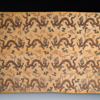 Panneau de forme rectangulaire en soie brodée à décor de seize dragons à cinq griffes sur fond jaune, marque Da Ming 大明, Chine, 19ème