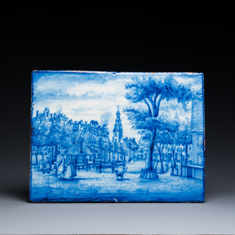 Plaque en faïence d'Utrecht en bleu et blanc à sujet topographique figurant des personnages sur un pont, 18/19ème