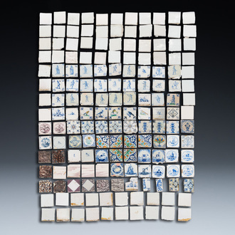 Een grote collectie van 161 diverse Delftse tegels, 17/19e eeuw