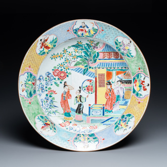 Grand plat en porcelaine de Chine famille rose à décor d'une scène de temple et avec huit immortels au contour, Yongzheng