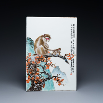 Plaque en porcelaine de Chine famille rose à décor de singes, marque de Bi Yuanming 畢淵明, datée 1964