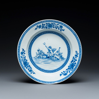 Een Chinees blauw-wit bord met mythologisch decor van Neptunus, Qianlong