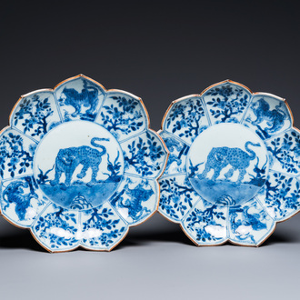 Paire de coupes en forme de lotus en porcelaine de Chine en bleu et blanc à décor de léopards, Kangxi