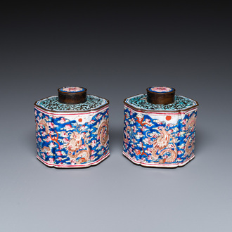 Paire de boîtes à thé couvertes en émaux de Canton à décor de dragons, Qianlong