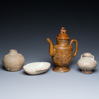 Un bol en grès porcelaineux à émail qingbai, deux petits vases en céladon et une verseuse couverte émaillée brun, Han et postérieur