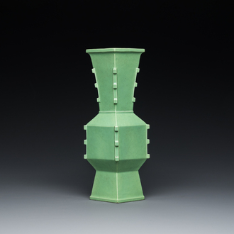 Rare vase de forme losange en porcelaine de Chine en vert de citron monochrome, République