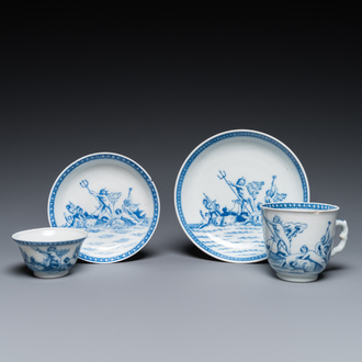 Deux tasses et soucoupes en porcelaine de Chine en bleu et blanc à sujet mythologique figurant Neptune, Qianlong
