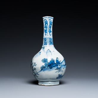 Vase de forme bouteille en porcelaine de Chine en bleu et blanc, époque Transition