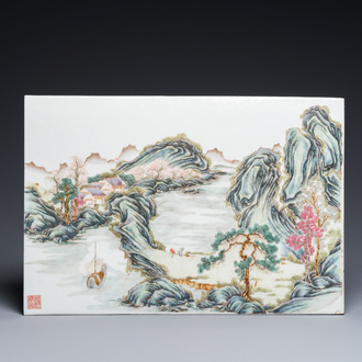 Een Chinese rechthoekige famille rose plaquette, Wang Yeting 汪野亭 zegelmerk, Republiek