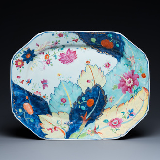 Een grote Chinese octagonale famille rose schotel met decor van tabaksbladeren, Qianlong