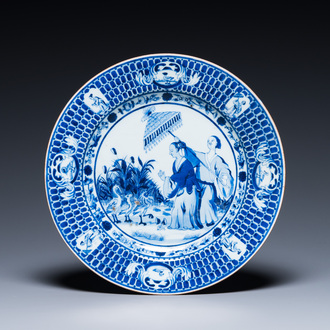 Een Chinese blauw-witte schotel met 'Parasoldames' naar Cornelis Pronk, Qianlong