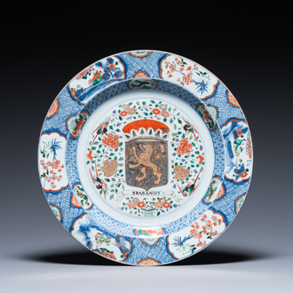 Grand plat armorié en porcelaine de Chine famille verte aux armes de Brabant, Kangxi