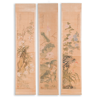 Yu Li 李钰 (1862-1922): Drie rolschilderingen met bloemen en rotsen, inkt en kleur op zijde, gedateerd 1906