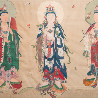 Ecole chinoise: 'Trois déesses bouddhistes', encre et couleurs sur soie, 18ème