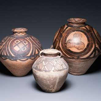 Drie Chinese beschilderde aardewerken potten, Majiayao Yangshaocultuur, 3/2e millennium v.C.