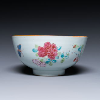 Bol en porcelaine de Chine famille rose à décor floral, Yongzheng