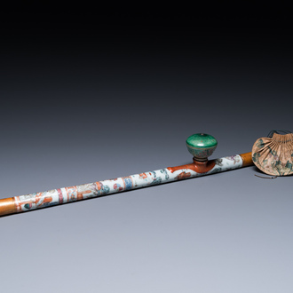 Rare pipe à opium en porcelaine de Chine aux sujets narratifs, 19ème