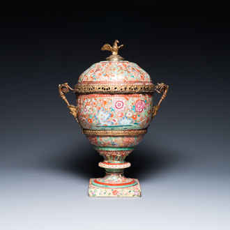 Rare grand bol couvert en porcelaine de Chine famille rose surdécorée en Europe sur piedouche en porcelaine de Samson, Qianlong et 19ème