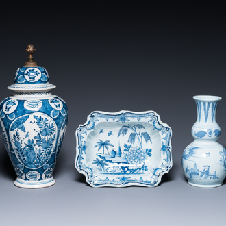 Deux vases et un saladier en faïence de Delft en bleu et blanc à décor chinois, 17/18ème
