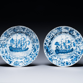 Een paar Chinese blauw-witte kraak-stijl schotels met VOC-schepen, Kangxi