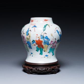 Vase en porcelaine de Chine famille rose à décor de garçons jouant, Yongzheng