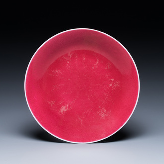 Plat en porcelaine de Chine en rouge de rubis monochrome, marque et époque de Jiaqing