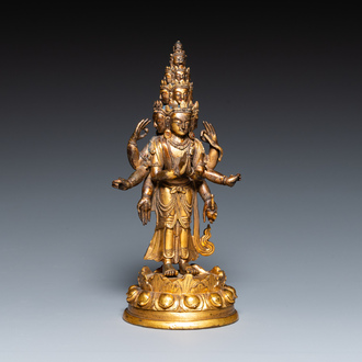 Een Sino-Tibetaanse vergulde bronzen Avalokitesvara met sporen van polychromie, 18/19e eeuw