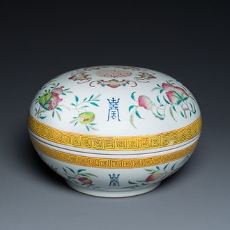 Boîte ronde couverte en porcelaine de Chine famille rose à décor de chauve-souris, sanduo et Shou, marque et époque de Guangxu