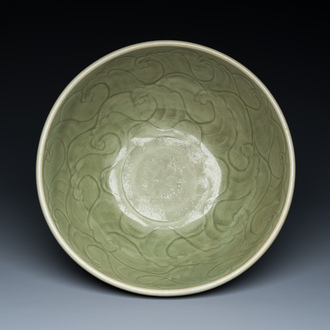 Een grote Chinese Longquan celadon kom met onderglazuur decor, Ming